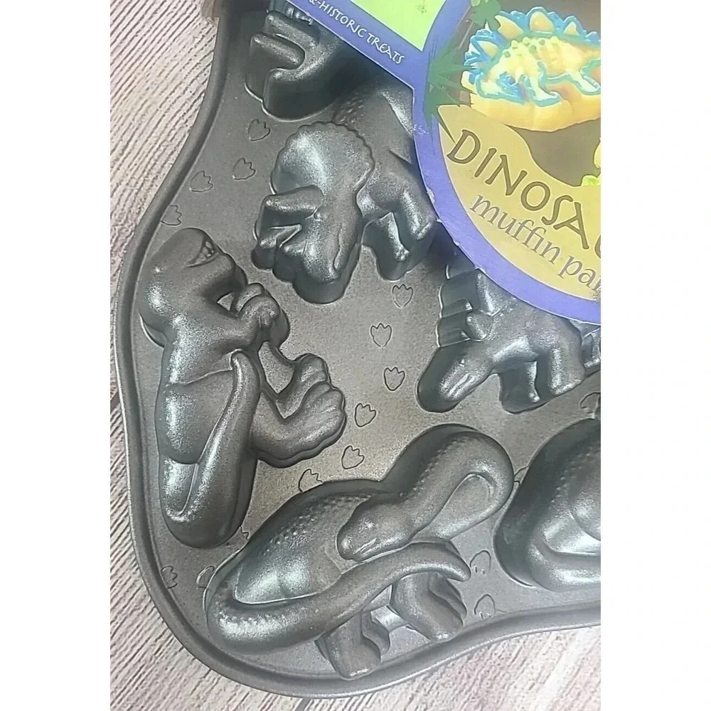 Nordic Ware Dinosaur Muffin Pan Heavy Cast Aluminum Bundt Cupcakes Baking New